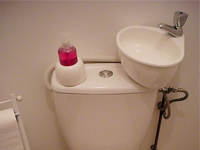 WiCi Mini, kleines Handwaschbecken an praktisch jedes WC anpassbar - Herr P und Frau B (Frankreich - 85) - 1 auf 2